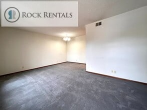 1407 E 27th Ave in Hutchinson, KS - Building Photo - Building Photo
