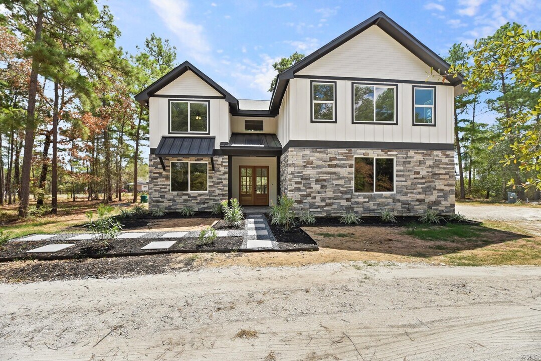 17068 Lively Rd in Waller, TX - Building Photo