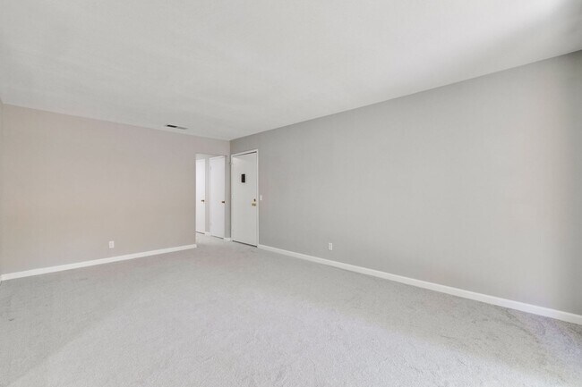 2466 W Bayshore Rd in Palo Alto, CA - Building Photo - Building Photo