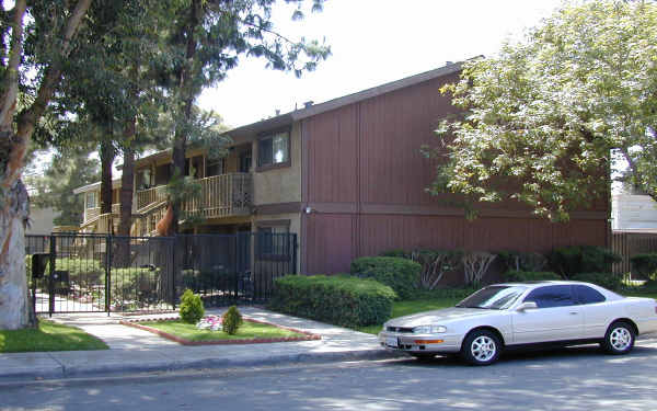 Lewis Country Woods Apartments in Garden Grove, CA - Foto de edificio - Building Photo