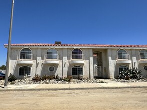 Spanish Villas in Palmdale, CA - Foto de edificio - Primary Photo