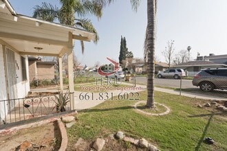 126 Wilson Ave in Bakersfield, CA - Foto de edificio - Building Photo