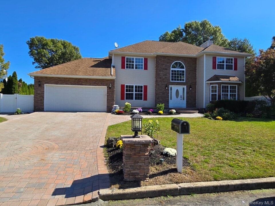 14 Adamson St in Selden, NY - Building Photo