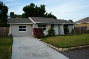 972 Ponderosa Rd in Venice, FL - Building Photo