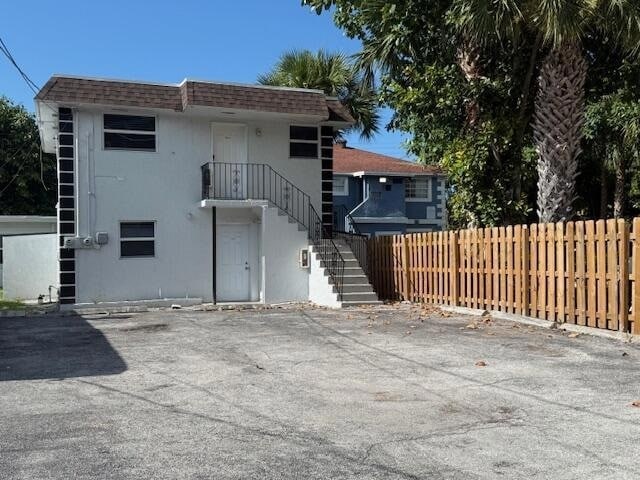 property at 302 N Tamarind Ave