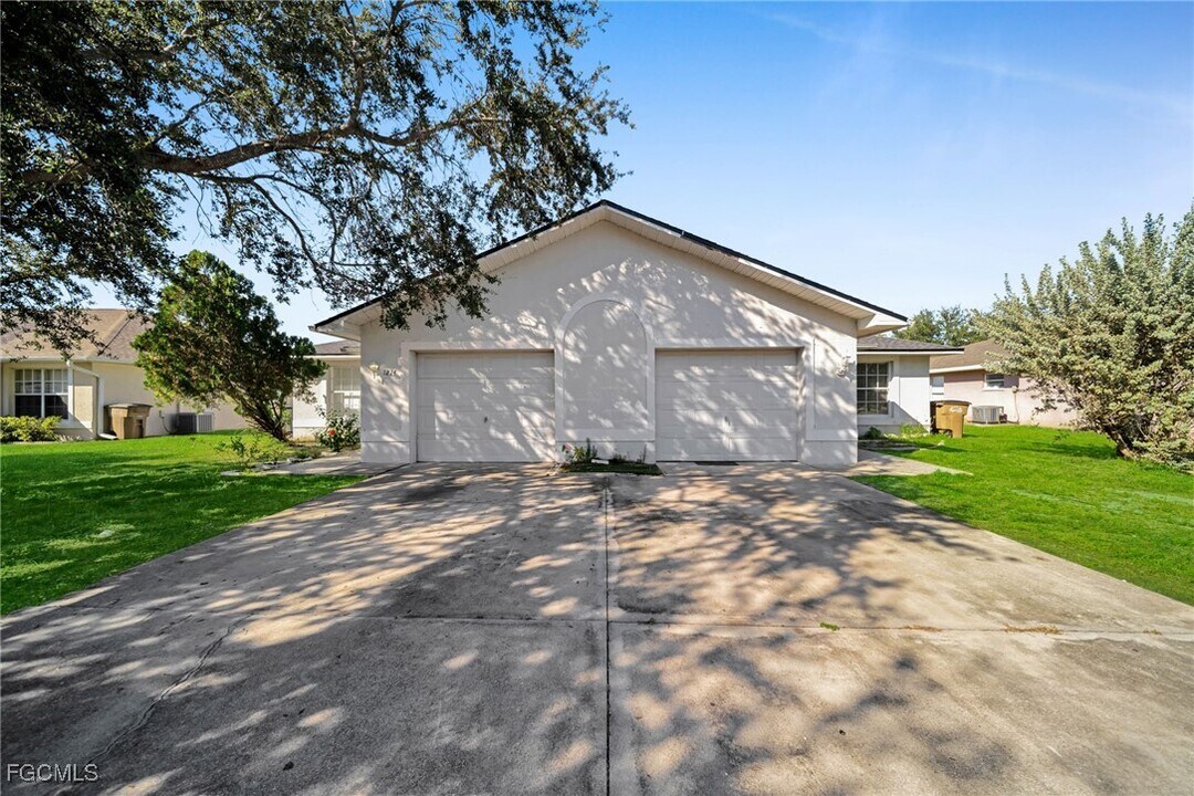 1214 SE 24th Ave in Cape Coral, FL - Building Photo