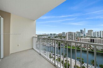 300 Bayview Dr, Unit 17 in Sunny Isles Beach, FL - Building Photo - Building Photo