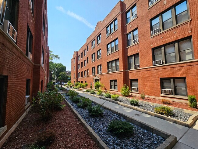 3931 N Janssen Ave, Unit 3943.5-3E in Chicago, IL - Foto de edificio - Building Photo