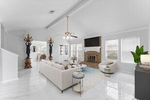 606 Pinebrook Ln in Baytown, TX - Building Photo