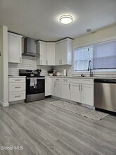 489 Grooms Rd in Clifton Park, NY - Building Photo - Building Photo