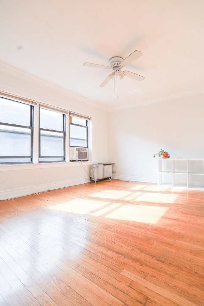 2035 W Wellington Ave, Unit 2