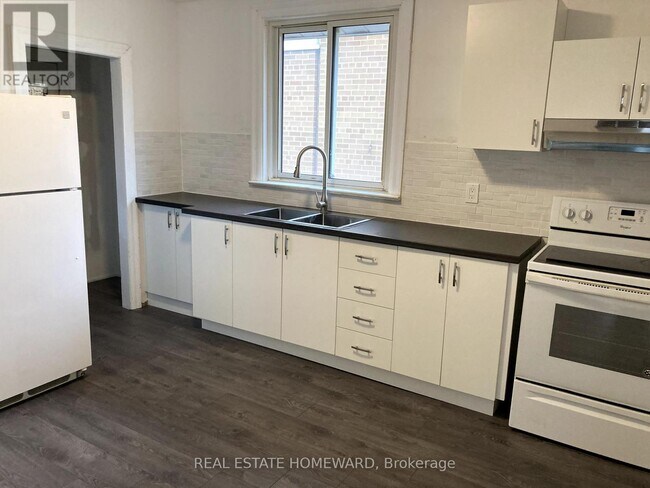 322 Cosburn Ave. in Toronto, ON - Building Photo - Building Photo