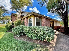 1423 W Braker Ln, Unit B in Austin, TX - Building Photo - Building Photo