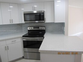 8343 Lake Dr in Doral, FL - Building Photo