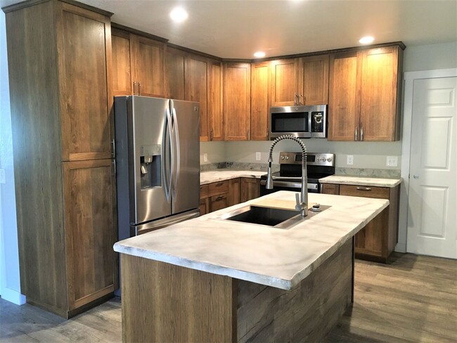 1345 College Place Rd in Helena, MT - Foto de edificio - Building Photo