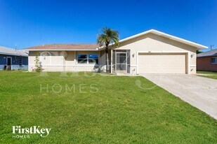 241 SW 32nd Terrace in Cape Coral, FL - Building Photo