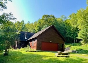 5451 River Rd in Arlington, VT - Building Photo - Building Photo