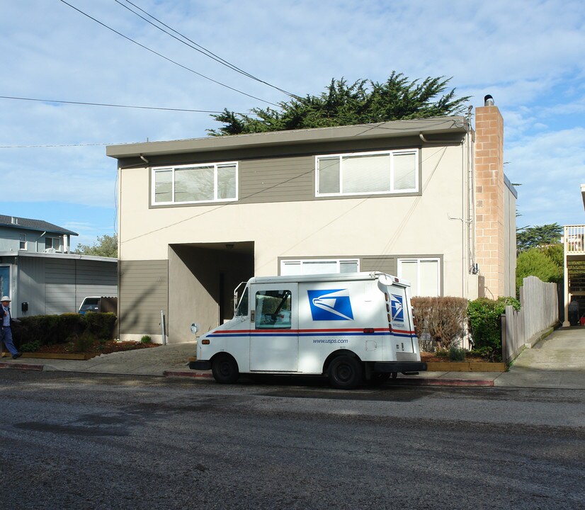 111 Clarendon Rd in Pacifica, CA - Building Photo