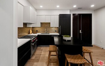 505 S Barrington Ave in Los Angeles, CA - Foto de edificio - Building Photo