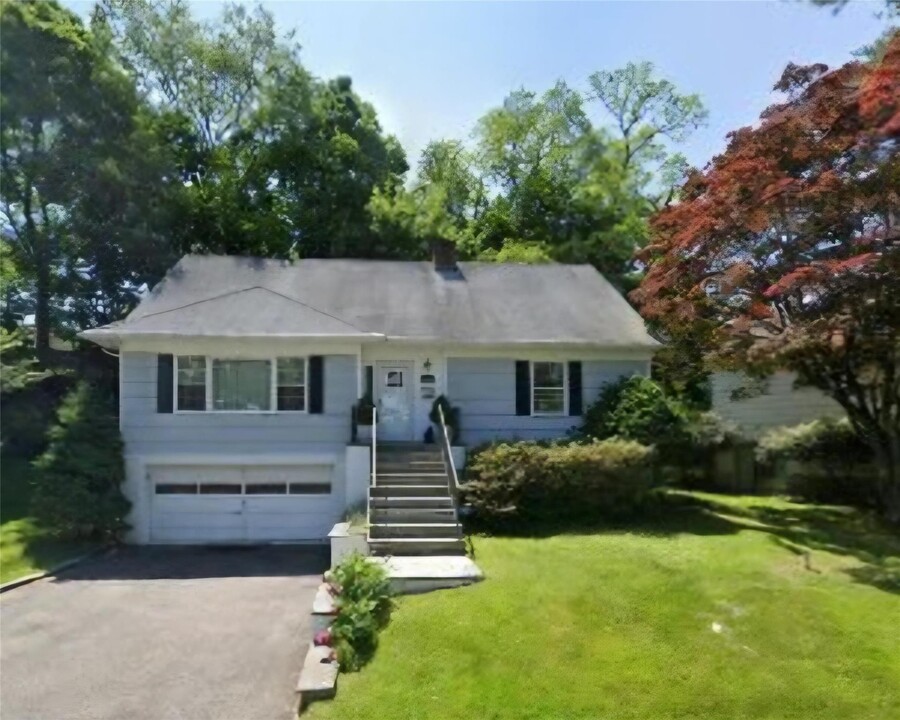 1035 Shore Acres Dr in Mamaroneck, NY - Building Photo