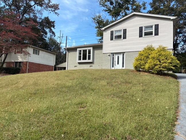 Room in House on Trafalgar Way in Chamblee, GA - Foto de edificio - Building Photo