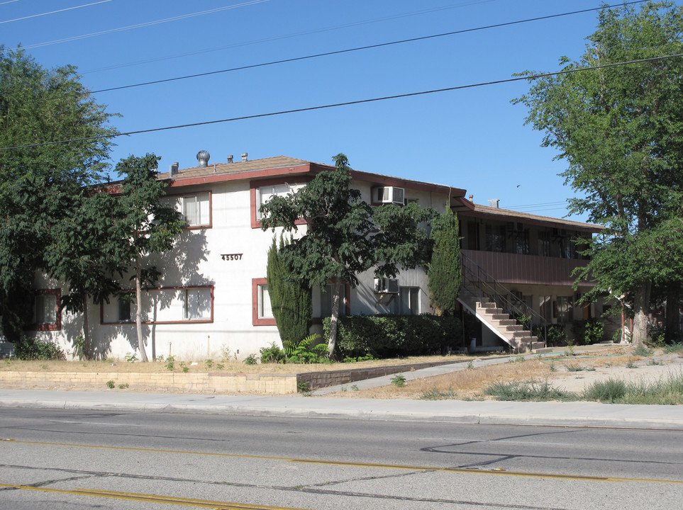 45507 10th St W in Lancaster, CA - Building Photo