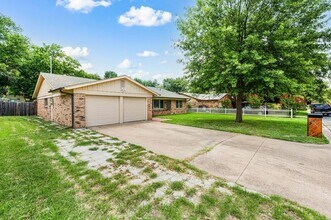 1016 W Creek Dr in Hurst, TX - Building Photo - Building Photo