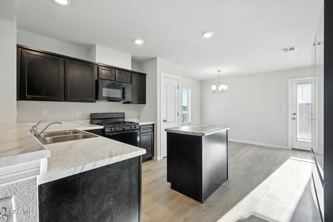 1033 Candelilla St in Horizon City, TX - Foto de edificio - Building Photo