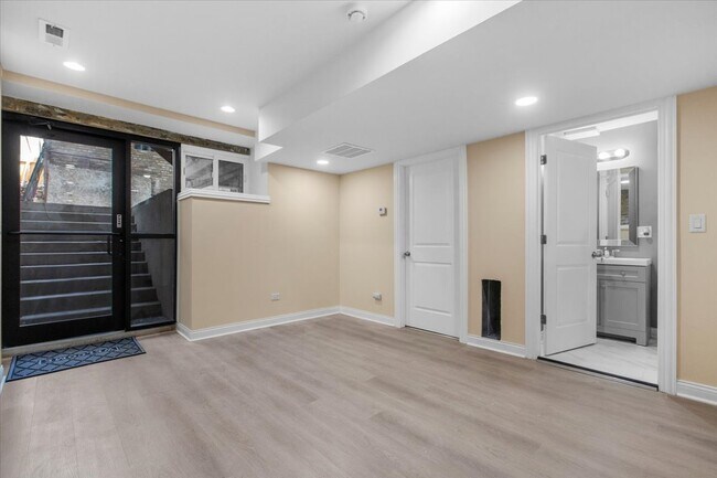 1635 N Ashland Ave, Unit g in Chicago, IL - Building Photo - Building Photo