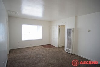 2117 Watson St in Bakersfield, CA - Foto de edificio - Building Photo