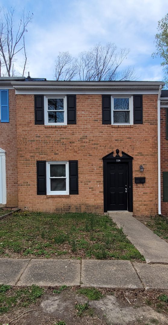 property at 724 Olde Greenwich Cir