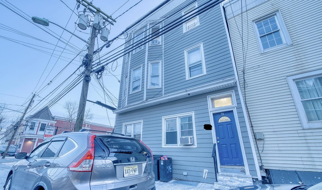 76 E 21st St in Bayonne, NJ - Foto de edificio