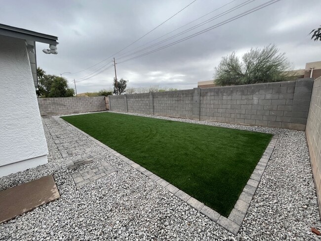 property at 2912 E Roeser Rd