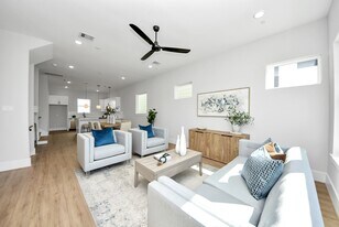 4818 Cochran St in Houston, TX - Building Photo