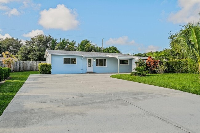 property at 2402 E Edgewater Dr