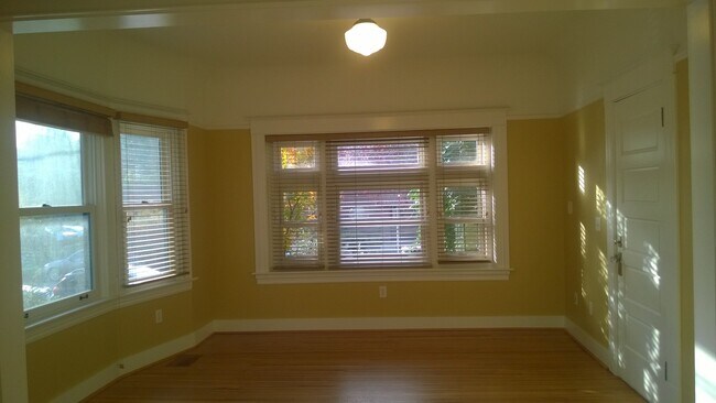 2465 NW Northrup St in Portland, OR - Building Photo - Building Photo