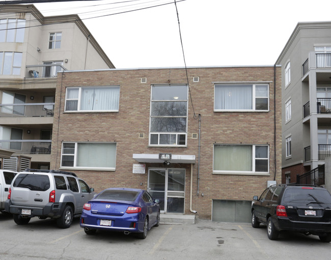 Elmwood Manor Apartments in Calgary, AB - Building Photo - Building Photo