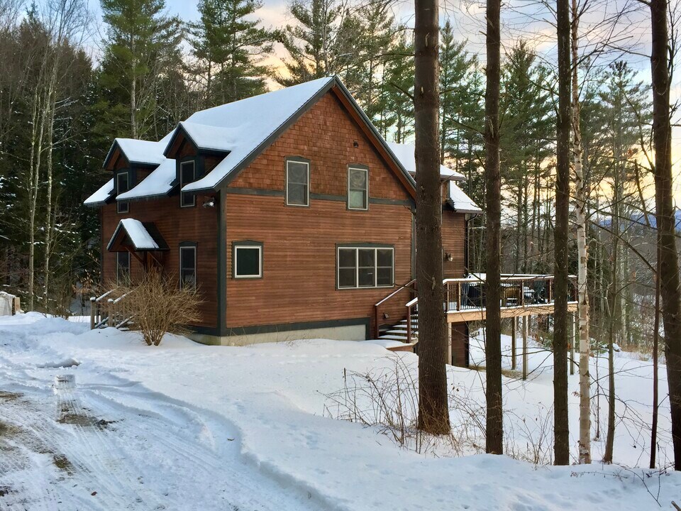 475 Black Bear Holw in Waterbury, VT - Building Photo