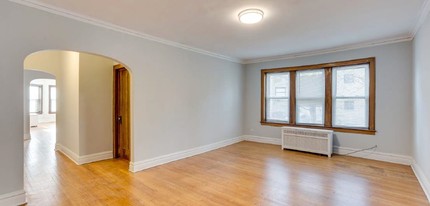 1932 W Pratt Blvd in Chicago, IL - Building Photo - Interior Photo