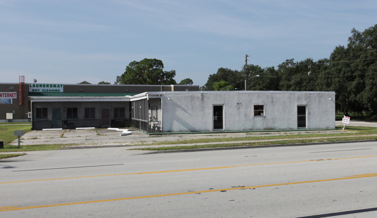 597 W Hickpochee Ave in La Belle, FL - Building Photo