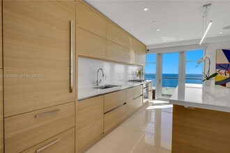 3739 Collins Ave in Miami Beach, FL - Building Photo - Building Photo