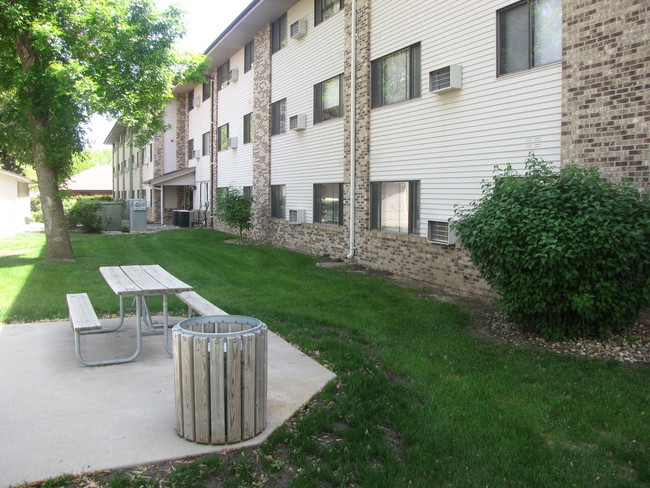 Canterbury Apartments in Sioux Falls, SD - Foto de edificio - Building Photo