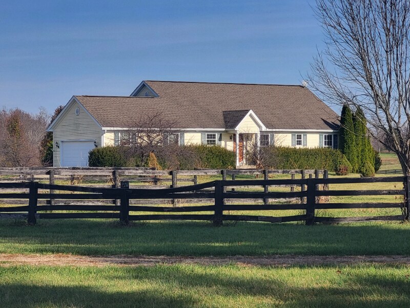 8166 Dover Rd in Shelbyville, KY - Building Photo