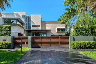 360 Harbor Dr in Key Biscayne, FL - Foto de edificio - Building Photo