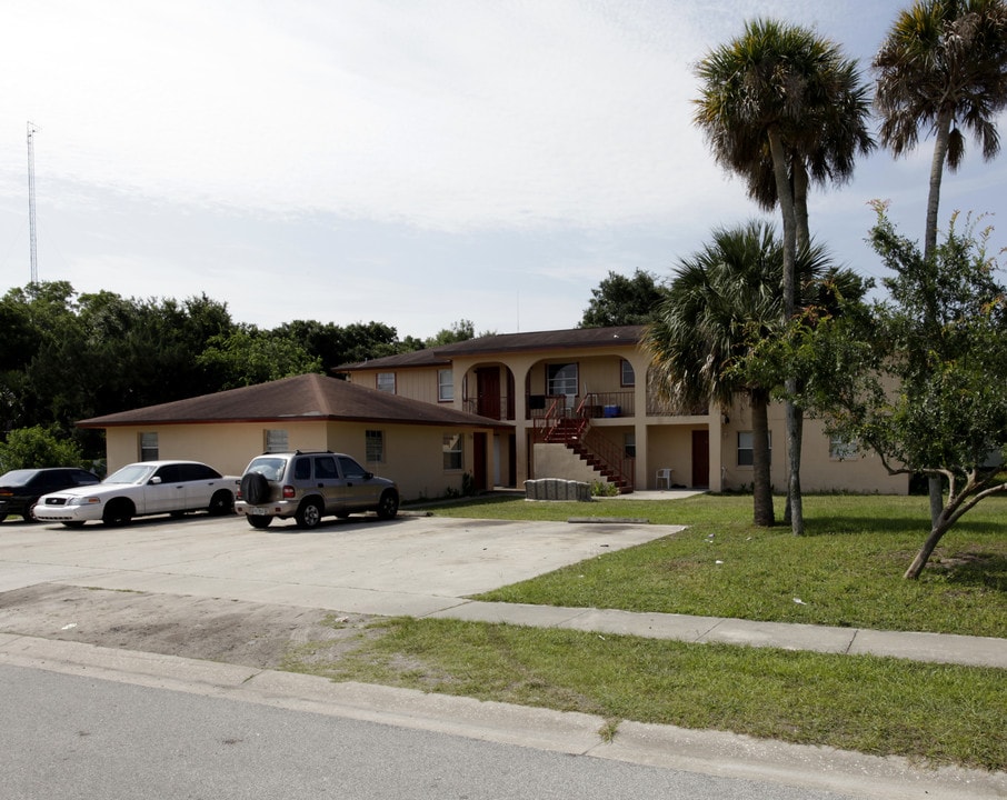225 Bryan Ave in Titusville, FL - Foto de edificio