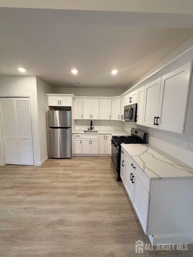 134 Hoover Ave in Edison, NJ - Building Photo - Building Photo