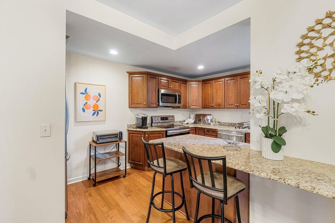 50 Glenwood Ave in Jersey City, NJ - Building Photo