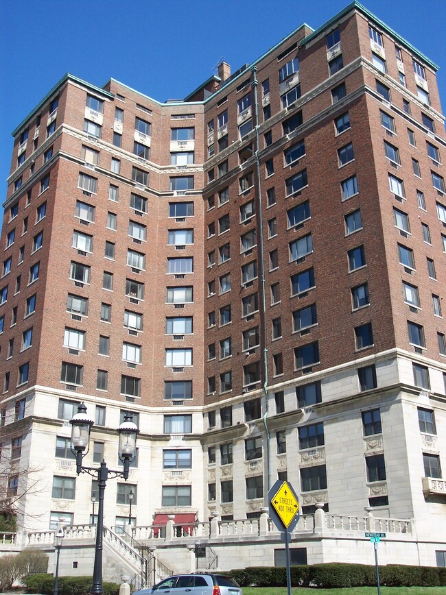 The Greystone Condominium in St. Louis, MO - Foto de edificio - Building Photo