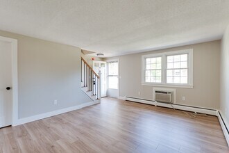 418 Meadow St in Agawam, MA - Building Photo - Building Photo