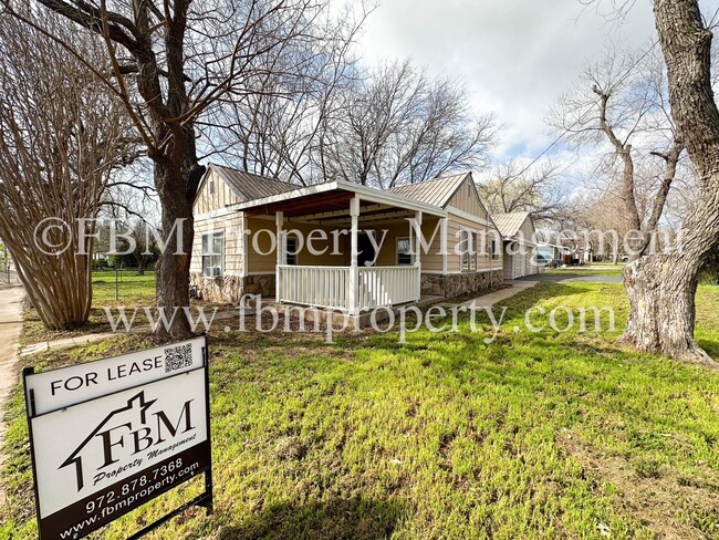 property at 303 S 9th St